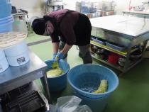 白菜の水をよく切ります。