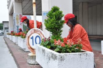 生徒による植栽実習風景