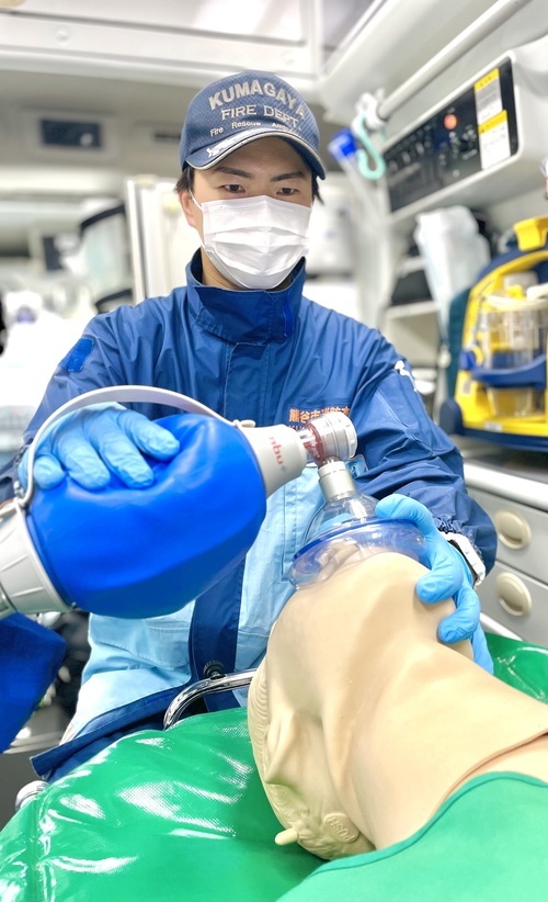 救命処置訓練中の鷹見さんの写真