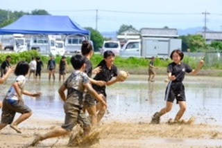 田んぼでタグラグビーが開催されました！