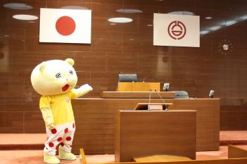 議長席と演壇の写真