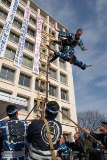 市役所前にて梯子乗り