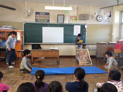 愛染明王が川から流れ着いた伝説を再現している様子