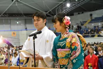 新成人代表が成人の誓いを述べました。