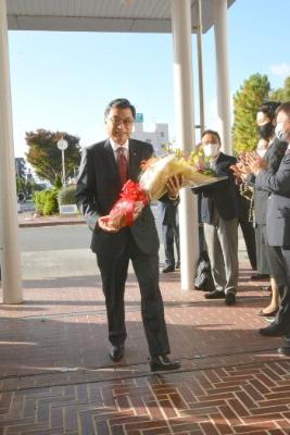 花束を持って歩く小林市長