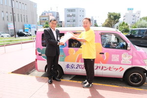 PRカー巡回の様子　市役所前