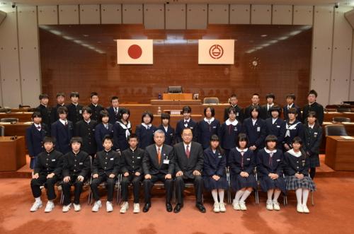 ジュニア議員と市長、熊谷市議会議長の記念撮影写真