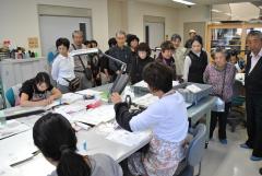 発掘された物を復元する作業を見学する様子