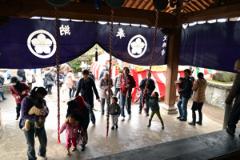 祈願する人々