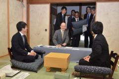 対局室を検分する両棋士