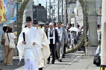 胎内くぐり（大祓式）の様子2