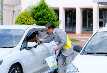 街頭啓発をする市長