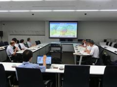長岡市職員の説明を受ける委員の様子