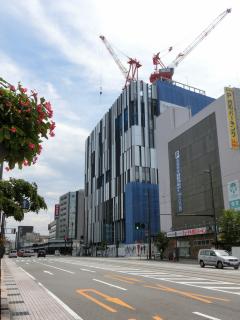 工事が進む再開発ビル