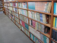 妻沼図書館大活字本配架状況